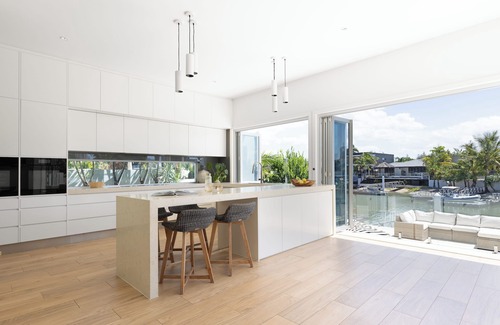Surfers Paradise House | Luxury Waterfront Capri Home + Heated Magnesium Pool & Spa