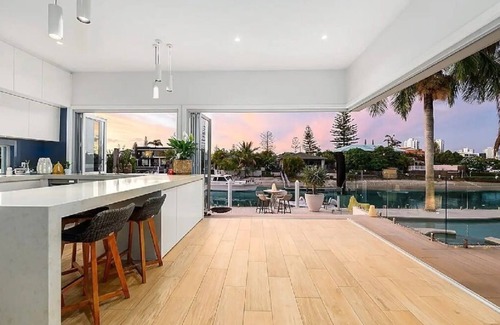 Surfers Paradise House | Luxury Waterfront Capri Home + Heated Magnesium Pool & Spa