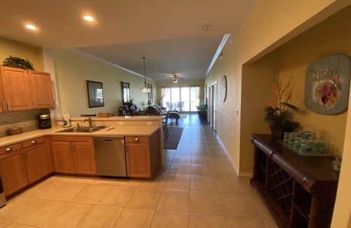 Clearwater Beach Condo | Luxury Waterfront- Tropical Decor -3 Bdr/2Bth-1824 sq.ft.-Adjustable Bed!