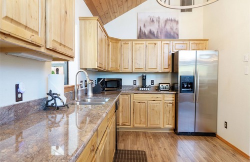 Pinetop-Lakeside Cabin | Luxury Waterfront Cabin at Rainbow Lake w/Private Dock, Hot Tub, AC & Game Room