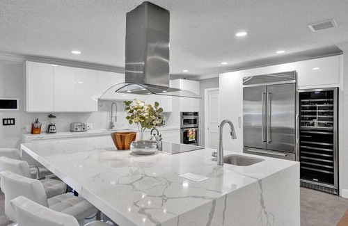 Fort Lauderdale Villa | Luxury Waterfront | Pool, Sauna, Playground & more