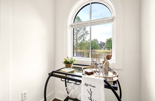 Lake Oconee Villa | Luxury Waterfront 2 Bedroom/2Bath. Prime Location !