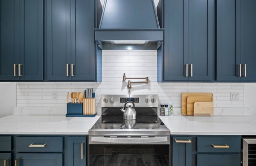 Palm Harbor House | Luxury Waterfront Escape – Private Dock, Heated Pool & Game Room! Pet-Friendly!