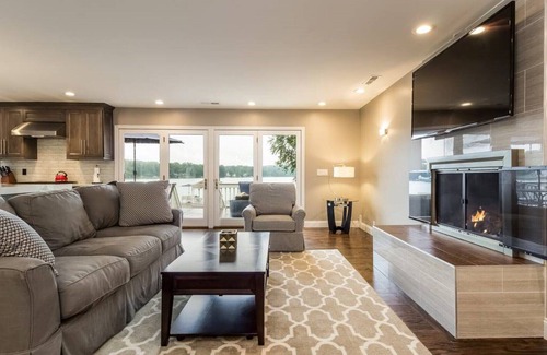 Middlefield House | Luxury Waterfront Lake House by Ski Resort & Winery
