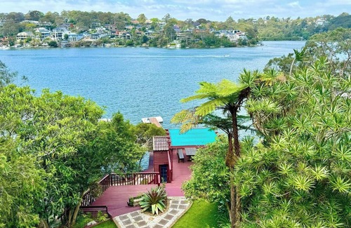Oatley House | Luxury Waterfront Retreat | 4BR with Double Jetty & Entertainment
