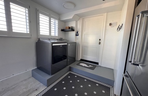 Hollywood Villa | Luxury waterfront! The Pagoda Beach House