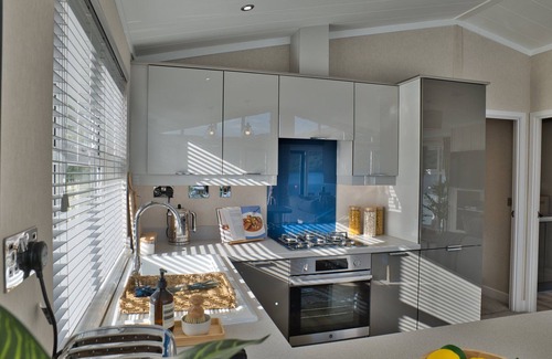 Inveruglas Cabin | Luxury Waterside Lodge on Loch Lomond, Scotland - Hot tub, sleeps 4, Loch View