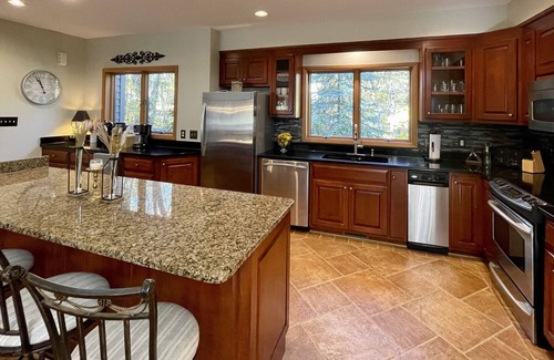 Chestnut Springs House | Luxury Wintergreen 5BR Hot Tub Sleeps 16+ Dog Friendly