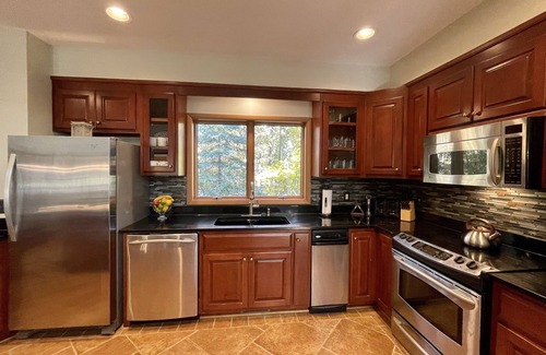 Chestnut Springs House | Luxury Wintergreen 5BR Hot Tub Sleeps 16+ Dog Friendly