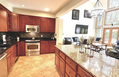 Chestnut Springs House | Luxury Wintergreen 5BR Hot Tub Sleeps 16+ Dog Friendly