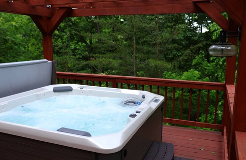 Laurelville Cottage | LUXURY Wooded Hilltop Hocking Hills Villa Lodge!