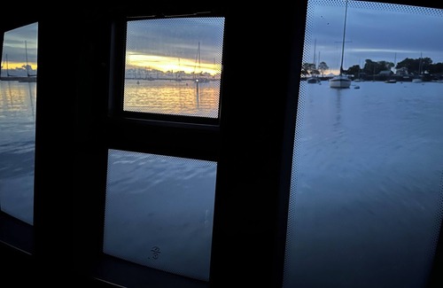 East Town Boat Rental | LUXURY YACHT IN DOWNTOWN MILWAUKEE 3BR, KITCHEN, FLYBRIDGE, AMAZING VIEWS!