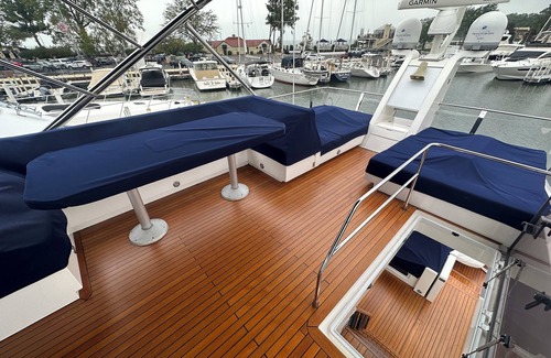 East Town Boat Rental | LUXURY YACHT IN DOWNTOWN MILWAUKEE 3BR, KITCHEN, FLYBRIDGE, AMAZING VIEWS!