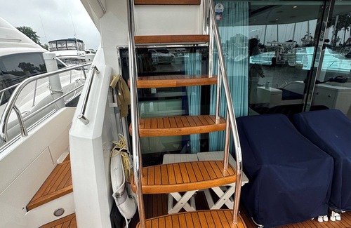 East Town Boat Rental | LUXURY YACHT IN DOWNTOWN MILWAUKEE 3BR, KITCHEN, FLYBRIDGE, AMAZING VIEWS!