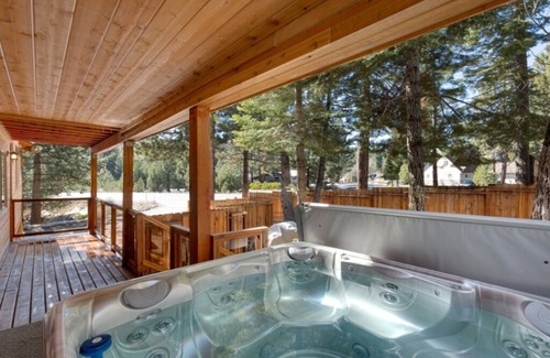Pioneer Trail House | Luxury5 BR 3.5 Bath Minutes From Heavenly, Casinos And The Lake