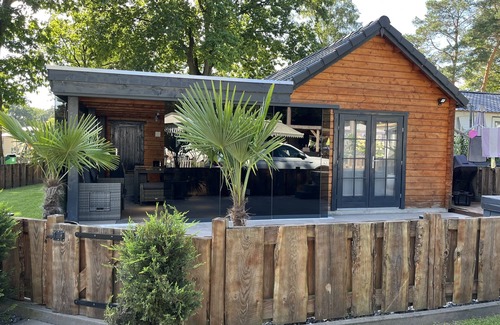 Helden Ski Chalet | Luxus Chalet auf 5 Sterne Campingplatz De Heldense Bossen zu Vermieten