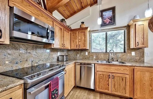 Round Hill Village House | Lx121 Pristine Tahoe Experience