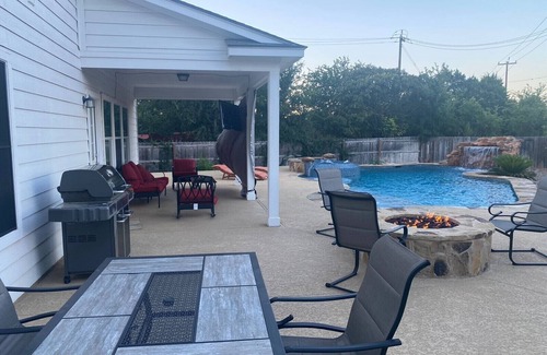 Santa Maria Villa | Lxry 5 BR Huge Heated Pool/Spa/Fire Pit/Game Room near Seaworld/Six Flags (Al.)
