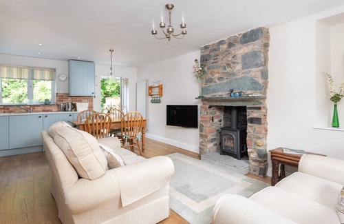 Keswick Cottage | Lydia's River Cottage - sleeps 4 guests in 2 bedrooms