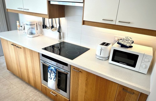 Lyme Regis Cottage | Lyme Regis self-catering cottage with parking n50m from the Cobb, 3 Bedrooms.