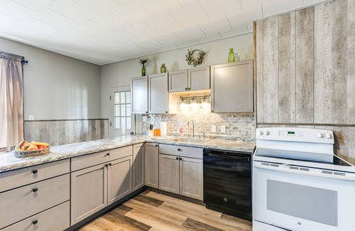 Lyndon Station Apartment | Lyndon Station Retreat ~ 9 Mi to Wisconsin Dells!