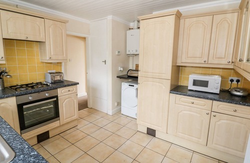 Ashby-de-la-Zouch Cottage | LYNSTED LODGE, pet friendly, with a garden in Ashby-De-La-Zouch