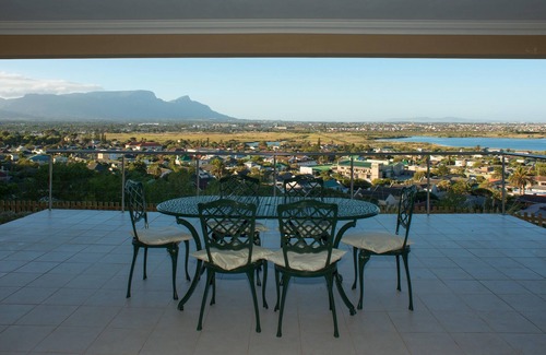 Muizenberg House | Lynx Vista is situated high on the Lakeside slopes with breathtaking views.