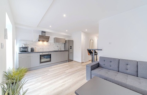 Saint Clair Apartment | Lyon Cité La Peniche 6 people balcony Caluire