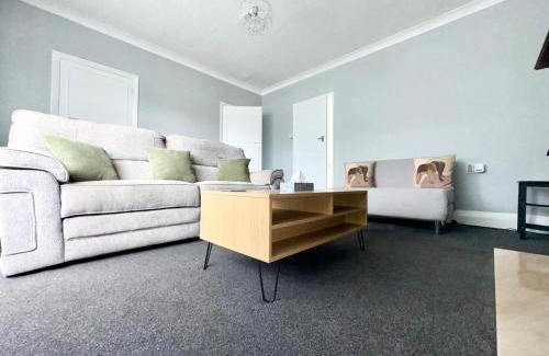 Sutton-in-Ashfield House | M1 Link 2 bed house up to 4 people, free parking,wifi,M1,transport links,garden