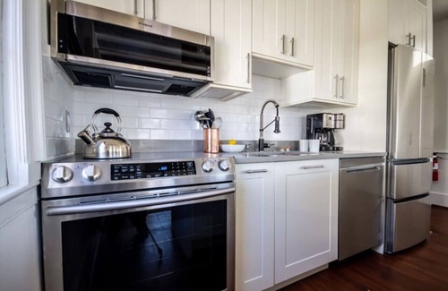 Cannonborough Elliotborough House | M3 at Saint Philip Square, One Block to King, Cozy Haven Perfect for Groups
