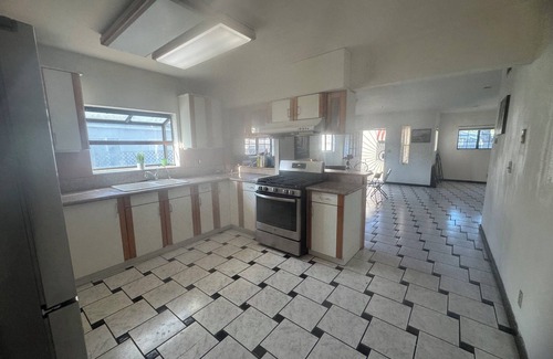 Alhambra Villa | M3-Spacious 4-bedroom villa in awesome Alhambra with WiFi, AC
