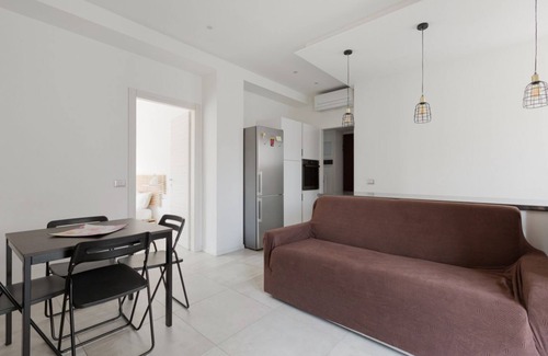 Acquabella Apartment | M4 Argonne Design Apartment with Balconies