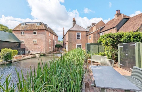 Wickham Cabin | Mabel Cottage, Wickham - a cottage that sleeps 3 guests in 2 bedrooms