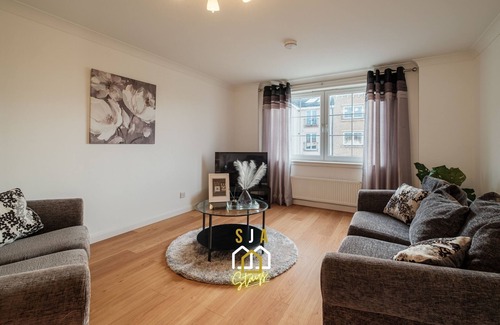 Westhill Apartment | Mackie Residence - 3 Bed Apartment with Parking
