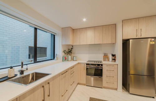 Christchurch City Centre Apartment | Madhouse Comfort - 2-BR Haven on Tuam Street
