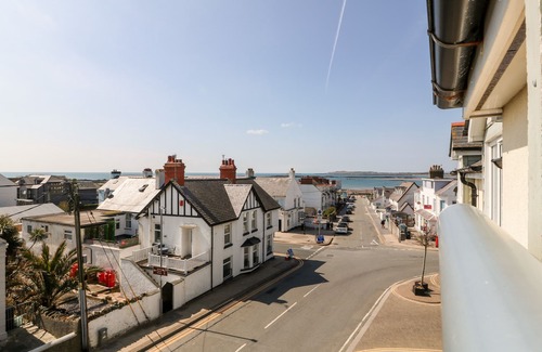 Rhosneigr Apartment | MAELOG, 14 TIDES REACH, pet friendly in Rhosneigr