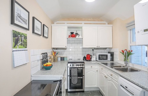 Borth-y-Gest House | MAENLLWYD, pet friendly, character holiday cottage in Porthmadog