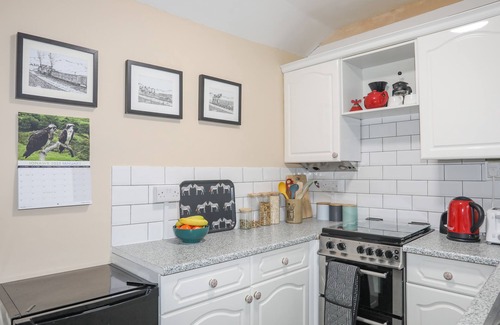 Borth-y-Gest House | MAENLLWYD, pet friendly, character holiday cottage in Porthmadog