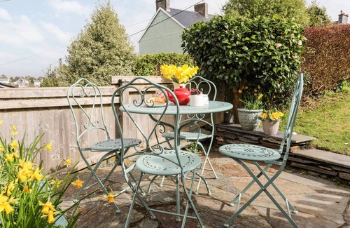 Borth-y-Gest House | MAENLLWYD, pet friendly, character holiday cottage in Porthmadog