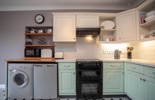 Marianglas Cottage | MAES Y CREGYN, pet friendly, country holiday cottage in Marianglas