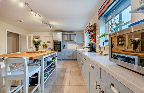 Amroth House | Maes Yr Haf - Five Bedroom House, Sleeps 12