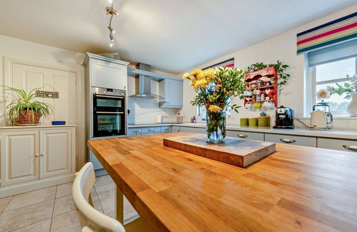 Amroth House | Maes Yr Haf - Five Bedroom House, Sleeps 12