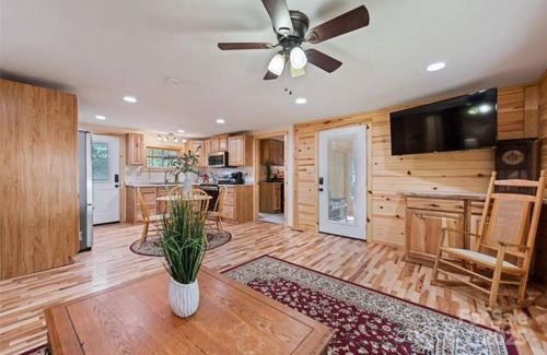 Maggie Valley House | Maggie Central Charming 2-bedroom 2 Full Bath house in Maggie Valley with AC