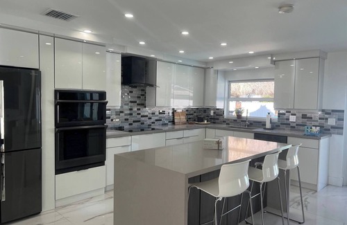 Kendale Lakes House | Maggie Home In Kendall - Pool And Tiki Bar