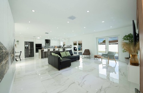 Kendale Lakes House | Maggie Home In Kendall - Pool And Tiki Bar