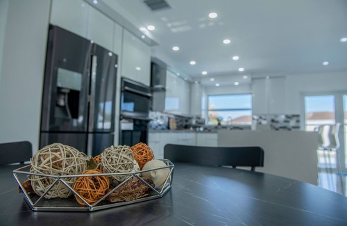 Kendale Lakes House | Maggie Home In Kendall - Pool And Tiki Bar