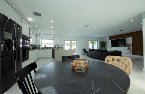 Kendale Lakes House | Maggie Home In Kendall - Pool And Tiki Bar