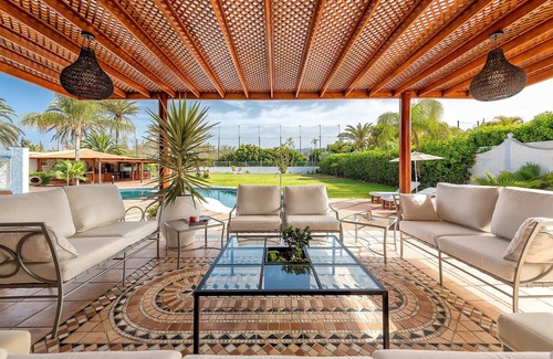 Campo Internacional Maspalomas Ski Chalet | Magic house with private pool, sauna and games