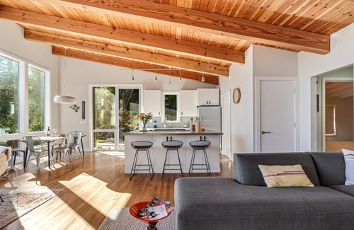 Cazadero House | Magic Madrone~Lovely & Warm Getaway w/Stunning Redwood Views! HotTub/WiFi