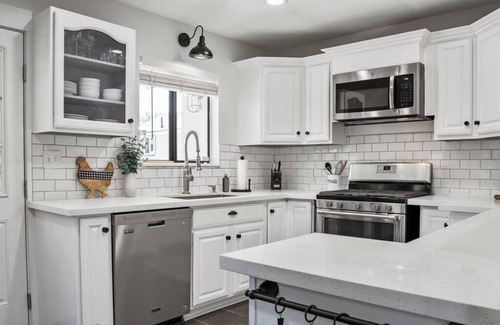 Valencia House | Magic Mountain 4 Bedroom 3 Bath Escape Modern Home